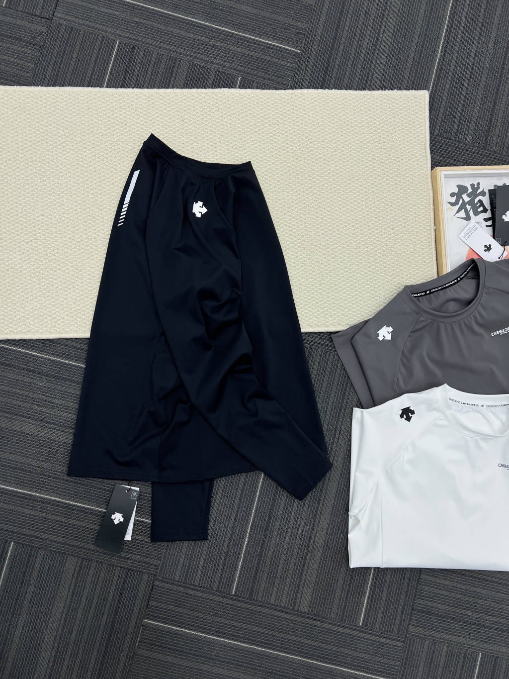 春秋新款DST迪桑特情侶👫綜訓系列長袖運動衫
韓國🇰🇷櫃子同步
迪家高端專業運動面料，精梳輕拉絨，親膚舒適，排汗吸濕！面料不易變形、不易褪色以及快速乾爽的三大頂尖優勢
右肩的立體LOGO，高溫熱燙印的工藝加持，右下擺字母小壓花，增加了設計的趣味性和觀賞度
整體既有嚴謹的精英範，又有利落陽光的運動感，彰顯品牌魅力 ！
