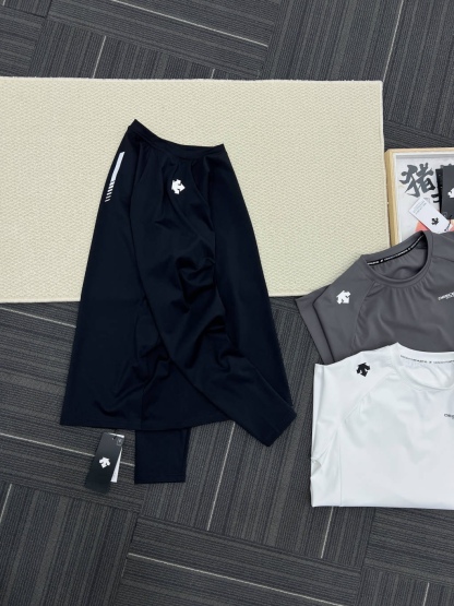 春秋新款DST迪桑特情侶👫綜訓系列長袖運動衫
韓國🇰🇷櫃子同步
迪家高端專業運動面料，精梳輕拉絨，親膚舒適，排汗吸濕！面料不易變形、不易褪色以及快速乾爽的三大頂尖優勢
右肩的立體LOGO，高溫熱燙印的工藝加持，右下擺字母小壓花，增加了設計的趣味性和觀賞度
整體既有嚴謹的精英範，又有利落陽光的運動感，彰顯品牌魅力 ！
