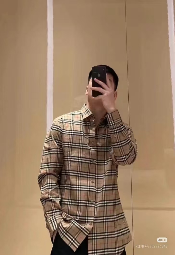 Burberry/巴寶莉 經典口袋小格紋棉質長袖襯衫
面料採用雙股80支梭織小斜紋面料，格紋對位，
紗線定織定染，每個獨立的尺碼都是定位裁片，前幅，口袋，
袖子等部位都是對格對位的，工序複製，費時費料，採用純天然珍珠貝殼紐扣，
洗水嘜定制，多處手工一片一片激光剪裁對位，
所有工序，用料都是ZP做法，區別市面一眼假版本
顏色：卡其小格
S Size：S-XL