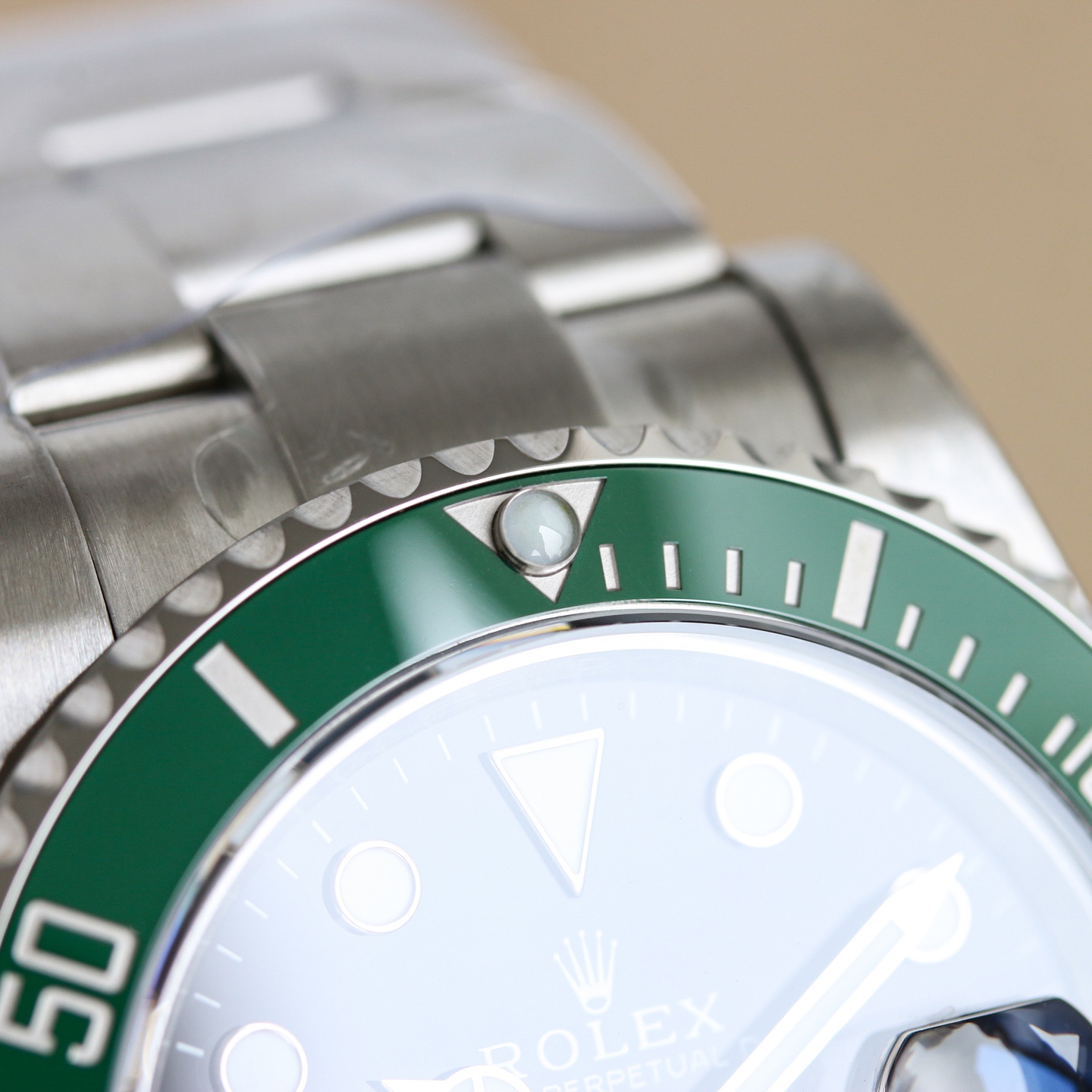 第四代 BLAKEN 款水鬼系列：間金黑勞力士的暗夜傳奇
 
一、巔峰之作，酷炫呈現
 
- BLAKEN 高級改裝水鬼系列，專為追求獨特與個性的您打造。它將勞力士的經典魅力與現代改裝美學完美融合，讓您在任何場合都能展現出美與酷的獨特氣質。
 
二、精湛工藝，極致還原
 
- 表身間金黑化：表身採用 DLC 黑化處理，不僅增添了神秘深邃的質感，更使其耐磨性大幅提升，經久耐用。
- 錶盤特效：Blacken 改裝團隊精心復刻的一比一錶盤，以 100%的還原度重現獨特魅力，每一次凝視錶盤，都彷彿置身於神秘