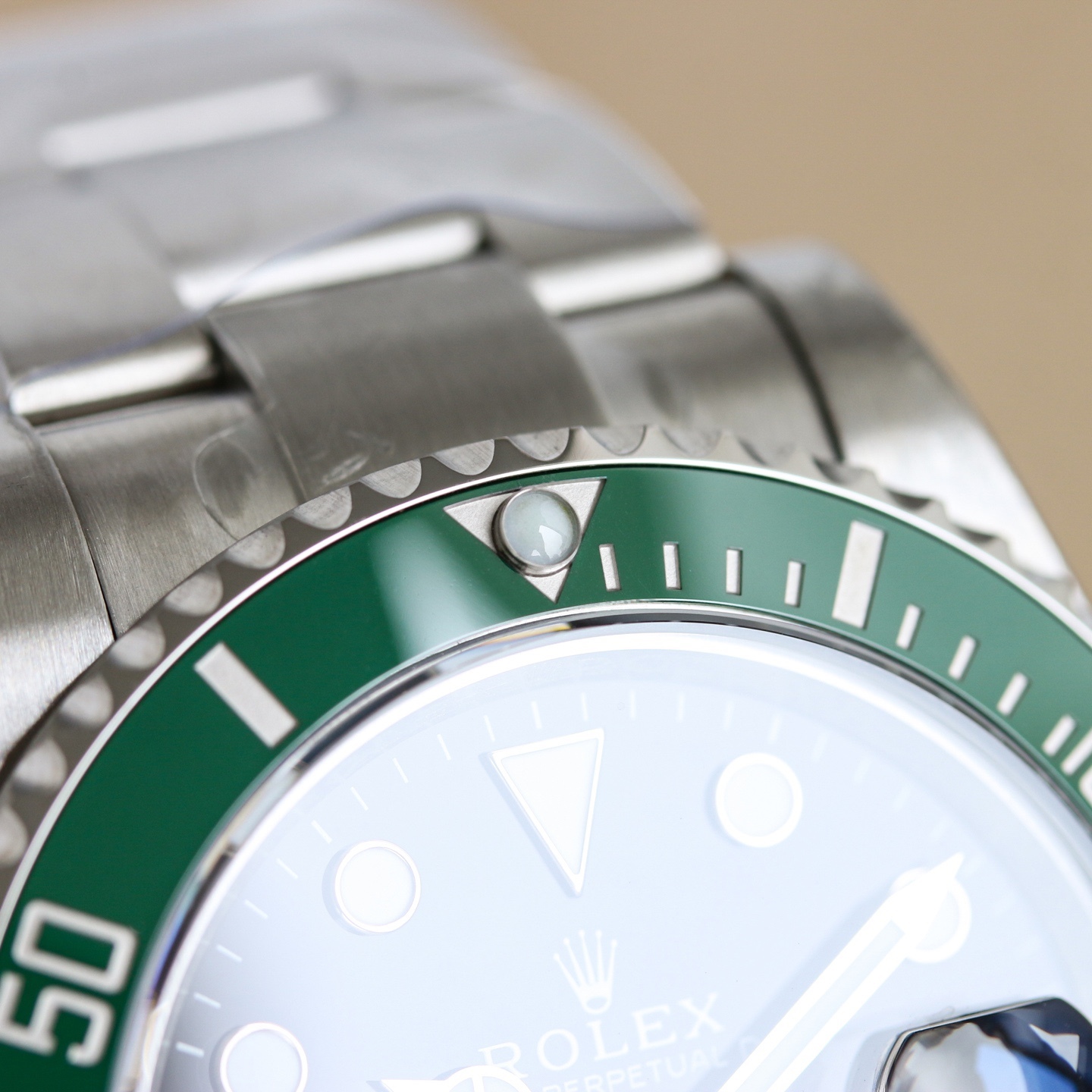 第四代 BLAKEN 款水鬼系列：間金黑勞力士的暗夜傳奇
 
一、巔峰之作，酷炫呈現
 
- BLAKEN 高級改裝水鬼系列，專為追求獨特與個性的您打造。它將勞力士的經典魅力與現代改裝美學完美融合，讓您在任何場合都能展現出美與酷的獨特氣質。
 
二、精湛工藝，極致還原
 
- 表身間金黑化：表身採用 DLC 黑化處理，不僅增添了神秘深邃的質感，更使其耐磨性大幅提升，經久耐用。
- 錶盤特效：Blacken 改裝團隊精心復刻的一比一錶盤，以 100%的還原度重現獨特魅力，每一次凝視錶盤，都彷彿置身於神秘