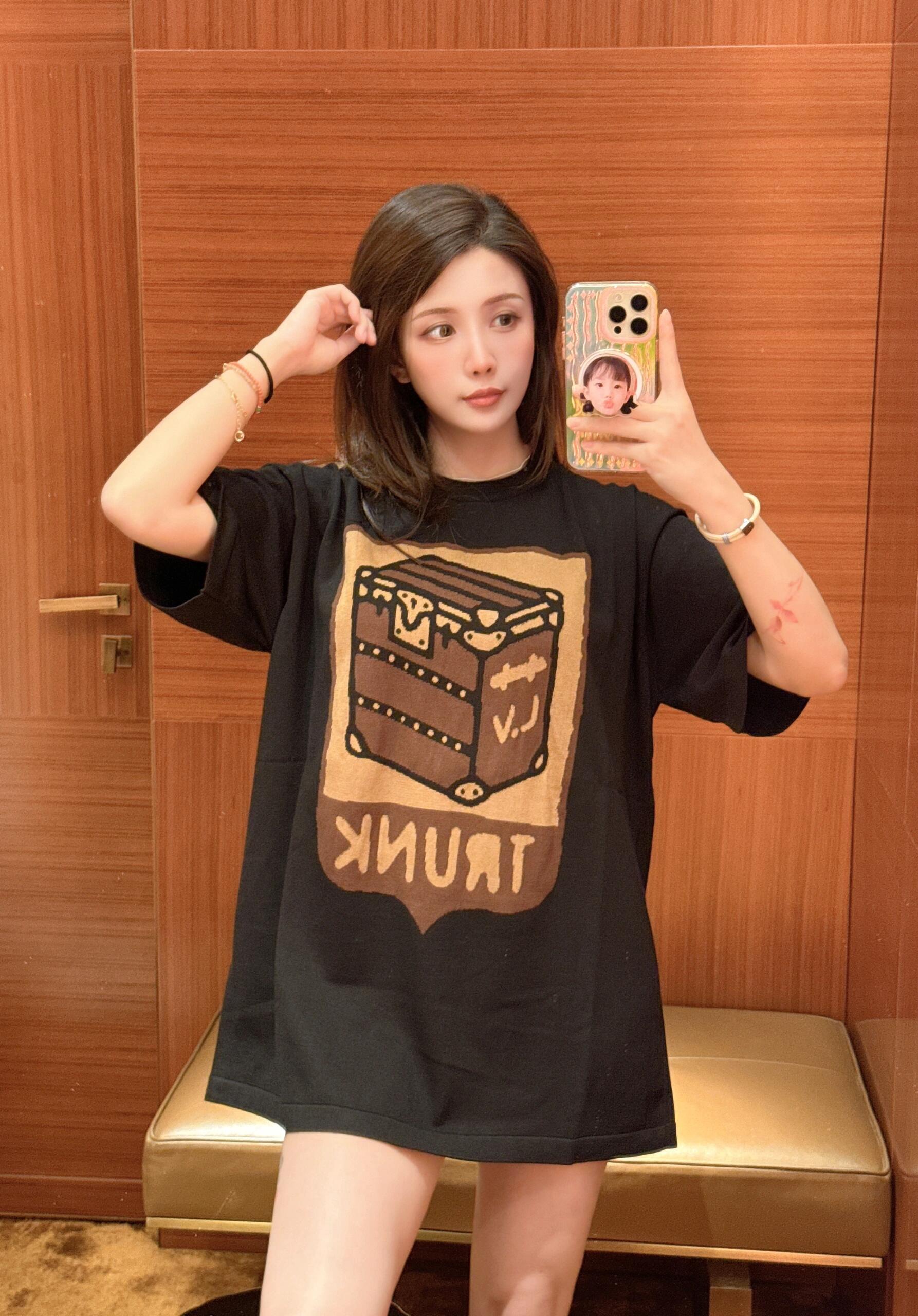 🔝LOUIS VUITTON LV 皮箱幾何圖針織短袖T恤
定織雲柔密紡棉針織料，嵌花提花織法，精細編織不僅確保了圖案的清晰度，還大大增強了織物的耐用性，成衣洗水加軟去味工藝，通過專業的洗滌設備和特定的洗滌劑，對衣物進行深度清潔和去味處理，改善衣物的手感和外觀，寬松版型
B Size：S-XL