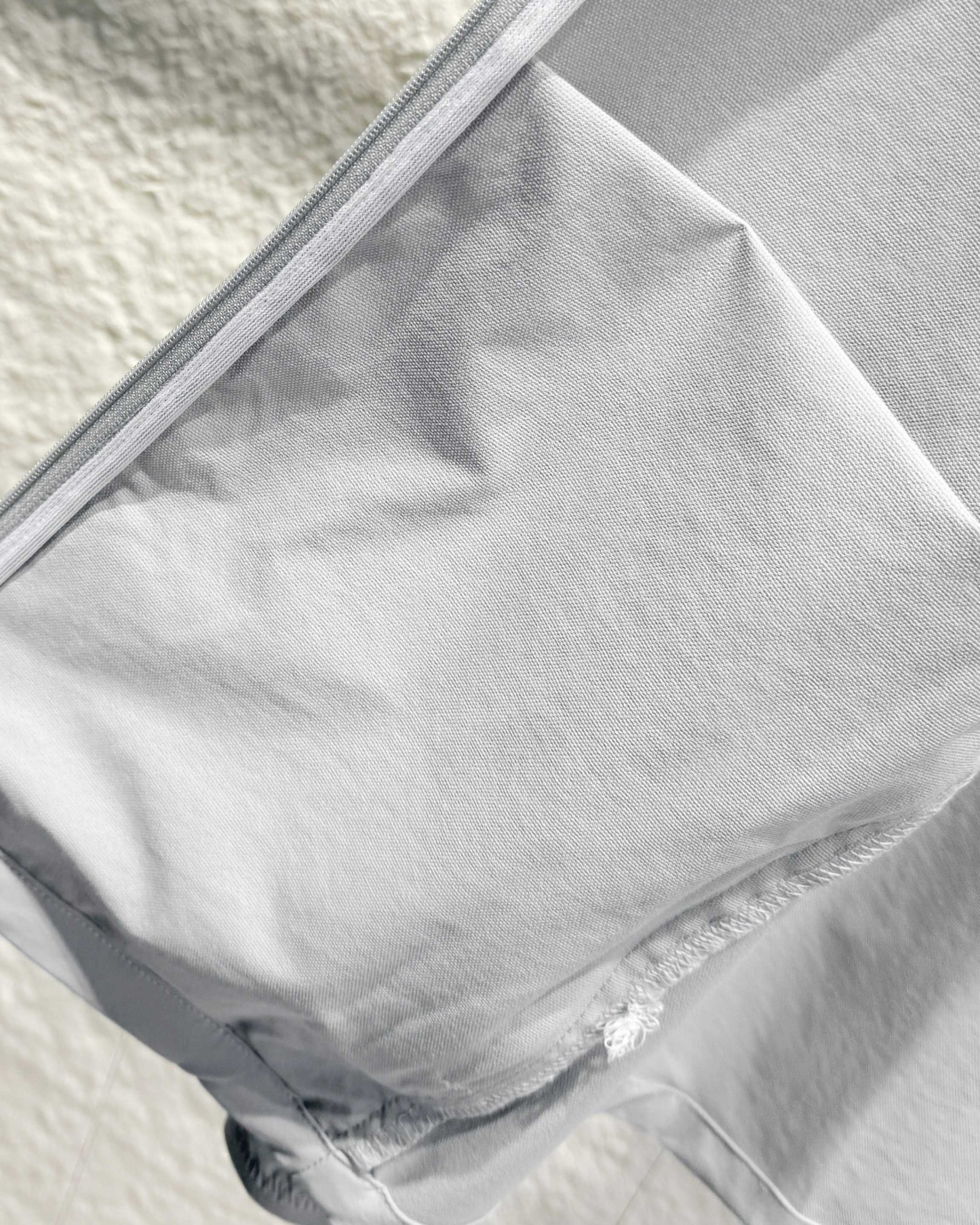 KOLON SPORT可隆🧊🧊  輕量涼感防曬衣情侶款  

戶外輕量化涼感防B1145曬衣上新🆕 ，可隆專櫃同款 在售💰1585+

採用功能性專業戶外防曬型針織材料 88的錦綸和12的氨綸 有非常好的彈性 和防水透氣功能  防曬值upf245+不怕曬傷，縱享戶外陽光☀️有專業檢測報告
彈力接觸涼感，緩解體熱，輕量御風 ，手腕彈力帶收口 ，貼合手腕的同時 提升鑽風性能 ，面料彈力十足 透氣性高  在運動出汗時 ，減少熱量 和粘附感
如果突降小雨還有功能性防水功能 

品質面料做工都無