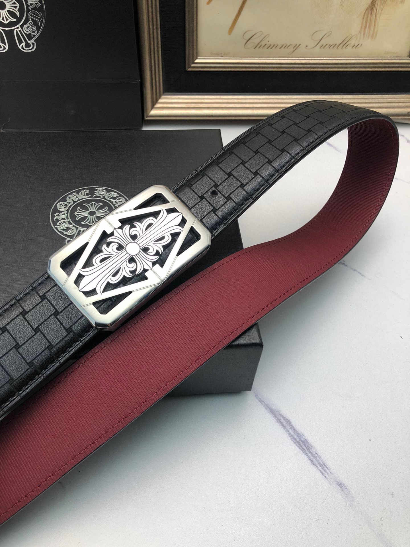 克羅星：原單頭層牛皮燙印花紋面，內襯頭層小牛皮底，搭配原單自動扣，可裁剪的自動帶，此款腰帶面雙採用意大利原定廠制進口牛皮帶身 ，對專版櫃足寬3.5