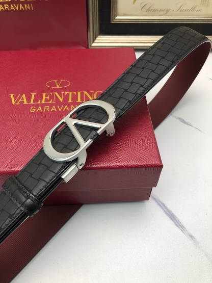 華倫天奴：原單頭層牛皮燙印花紋面，內襯頭層小牛皮底，搭配原單自動扣，可裁剪的自動帶，此款腰帶面雙採用意大利原定廠制進口牛皮帶身 ，對專版櫃足寬3.5