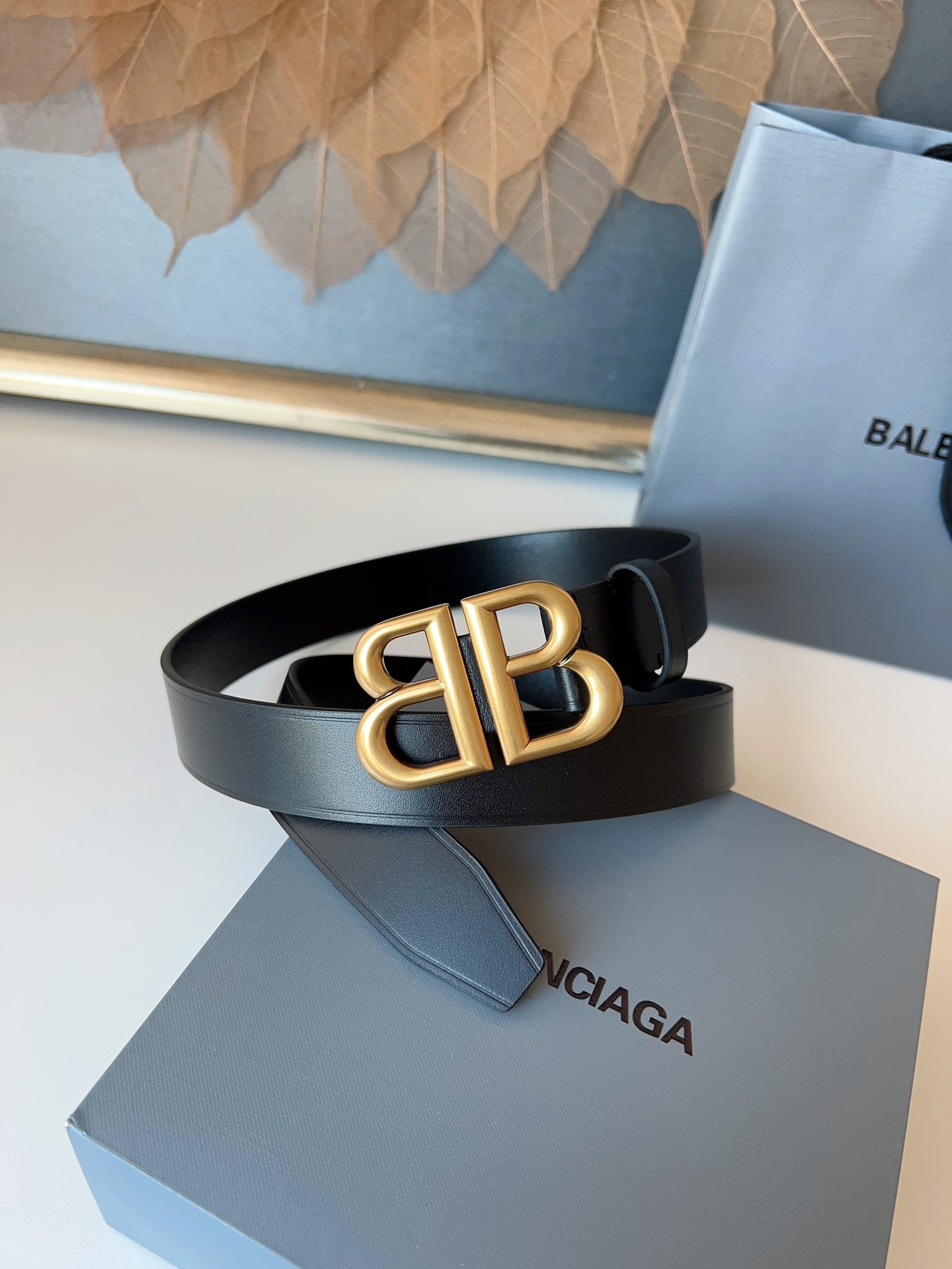 巴黎世家（Balenciaga）寬度3.0cm 是法國的奢侈品牌，作為時尚界最具影響力品牌之一的地位。設計師源於：都市時尚潮流獨特的設計風格，採用進口小牛皮製作；搭配純銅復古五金，使其更具魅力。值得擁有的百搭精品！