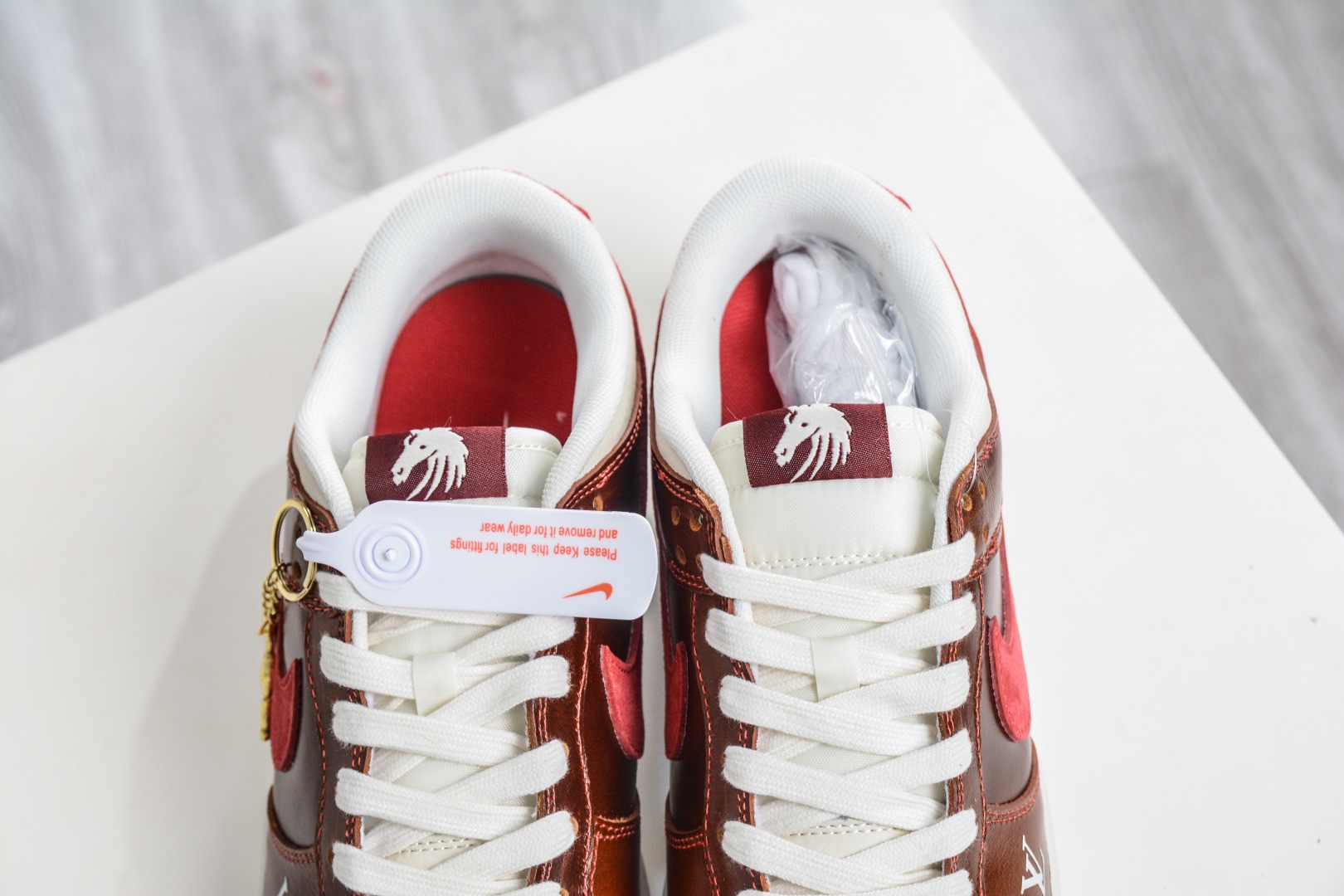 Nike SB Dunk Low x Louis Vuitton LV馬年限定聯名-酒紅棕 
貨號：DS6608 025
尺碼：36 36.5 37.5 38 38.5 39 40 40.5 41 42 42.5 43 44 44.5 45