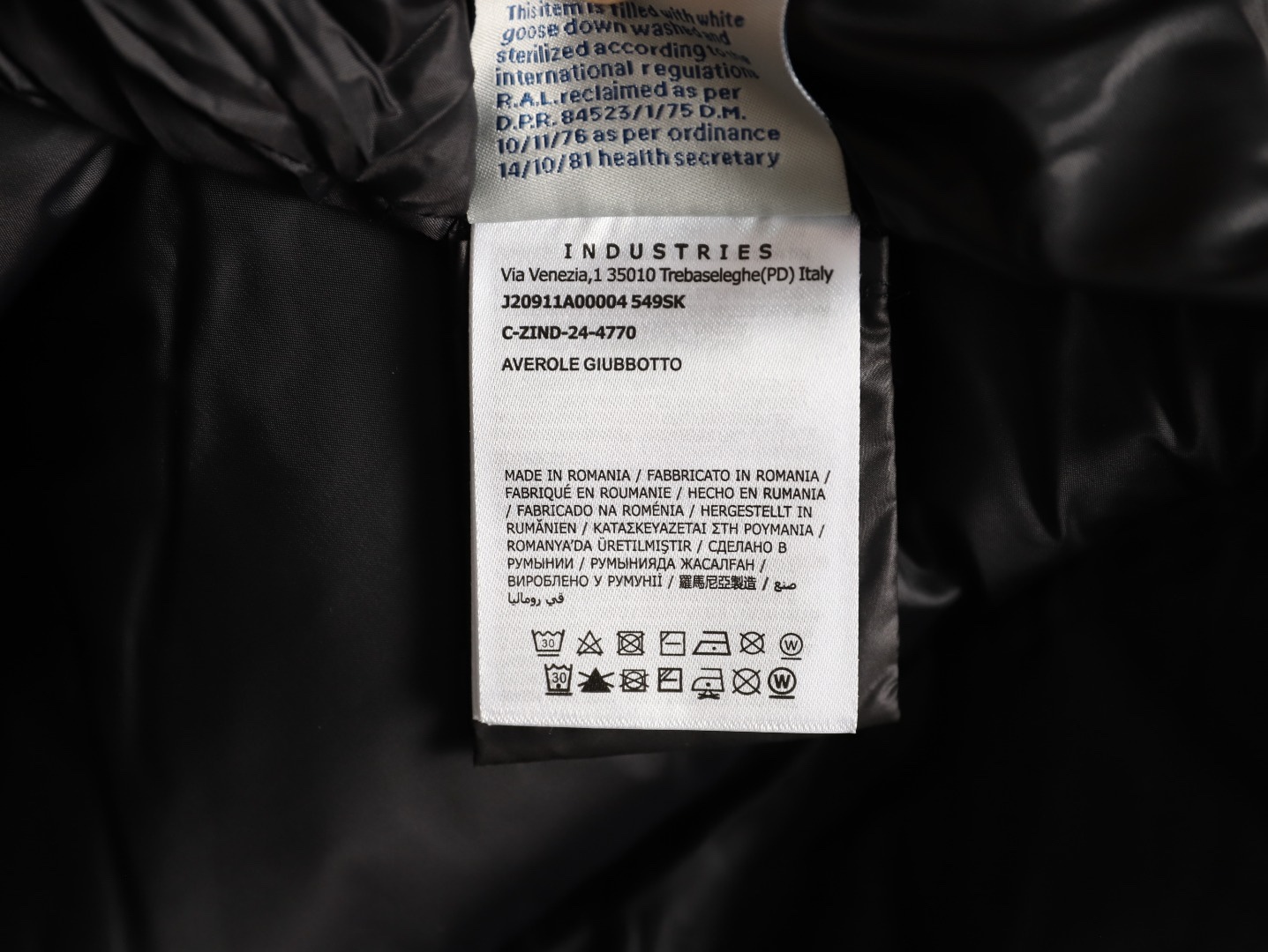 Moncler/蒙口 Gamme Rouge雙口袋連帽羽絨服
Moncler Gamme Rouge男士羽絨服，酒紅色超
有質感，尼龍面料防潑水，90絨填充保暖力滿分
。連帽設計＋金屬按扣，細節控必入！兩個翻蓋
口袋超實用，寬松版型，隨便搭配都很時髦，冬季
出街或戶外都很適合～
A Size:1-5