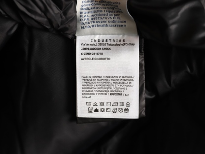 Moncler/蒙口 Gamme Rouge雙口袋連帽羽絨服
Moncler Gamme Rouge男士羽絨服，酒紅色超
有質感，尼龍面料防潑水，90絨填充保暖力滿分
。連帽設計＋金屬按扣，細節控必入！兩個翻蓋
口袋超實用，寬松版型，隨便搭配都很時髦，冬季
出街或戶外都很適合～
A Size:1-5