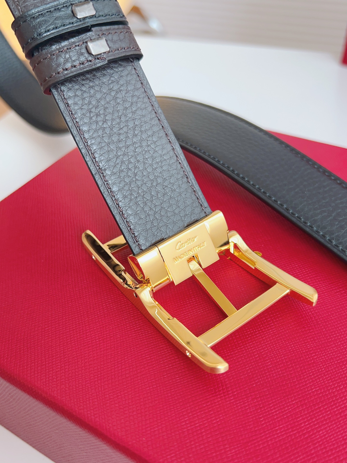 
Cartier（卡地亞）憑借匠心傑作展現與眾不同的美感，融合精湛工藝與經典設計，演繹雋永風格；瀟灑不羈，果敢獨立！此款式易搭配服飾；休閒正裝兩相宜。皮帶寬度：35mm