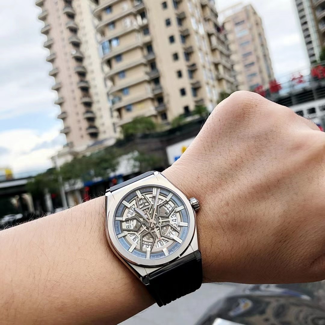 品牌：真力時
95.9000.670/78.R782
系列：DEFY
性別：男士
我來糾錯 
機芯 機芯型號：9015改Elite 670 SK
機芯類型：全自動機械
機芯直徑：25.60毫米
機芯厚度：3.88毫米
振頻：28800每小時振蕩次數
寶石數：27個
零件數：187個
動力儲備：50小時
我來糾錯 
外觀 表徑：41毫米
表殼厚度：10.75毫米
錶盤顏色：鏤空
錶盤形狀：圓形
錶帶顏色：黑色
表扣類型：針扣
背透：背透，透明藍寶石水晶
防水深度：100米
表耳間距：暫無
