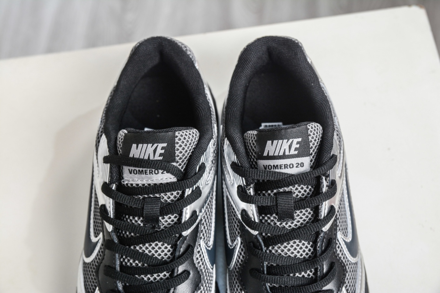 NK Air Zoom Vomero 20 經典復古潮流運動跑鞋 
貨號：HF7069 100
SIZE：36 36.5 37.5 38 38.5 39 40 40.5 41 42 42.5 43 44 45