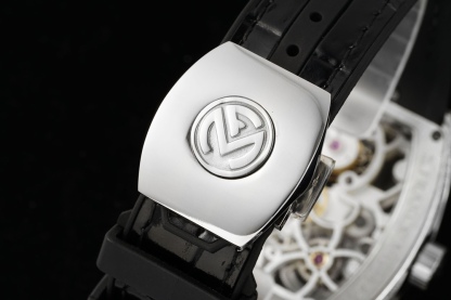 RMS最新款 頂級復刻 法蘭克穆勒V45 Vanguard陀飛輪系列 歷時多年研發機芯 
1 1:1 超級復刻原裝複雜法穆蘭陀飛輪機芯 細節完美到位 打造正品機芯獨具的雙發條盒 超薄工藝 
2超長72小時動力儲存 告別每天手動上鏈 高端玩家的定制款 把頭上鏈30個半圈 發條盒為滿 不需要過度上鏈 
3 千錘百鍊 316L精鋼表殼 超薄表殼 與原裝一致厚度 彎曲弧度 更加貼合手腕 佩戴舒適 
4 純正進口意大利小牛皮 貼合手感品質一流的進口氟橡膠錶帶 與正版全完通用互換
5瑞士工程師 原版機芯拆解 一比一甲