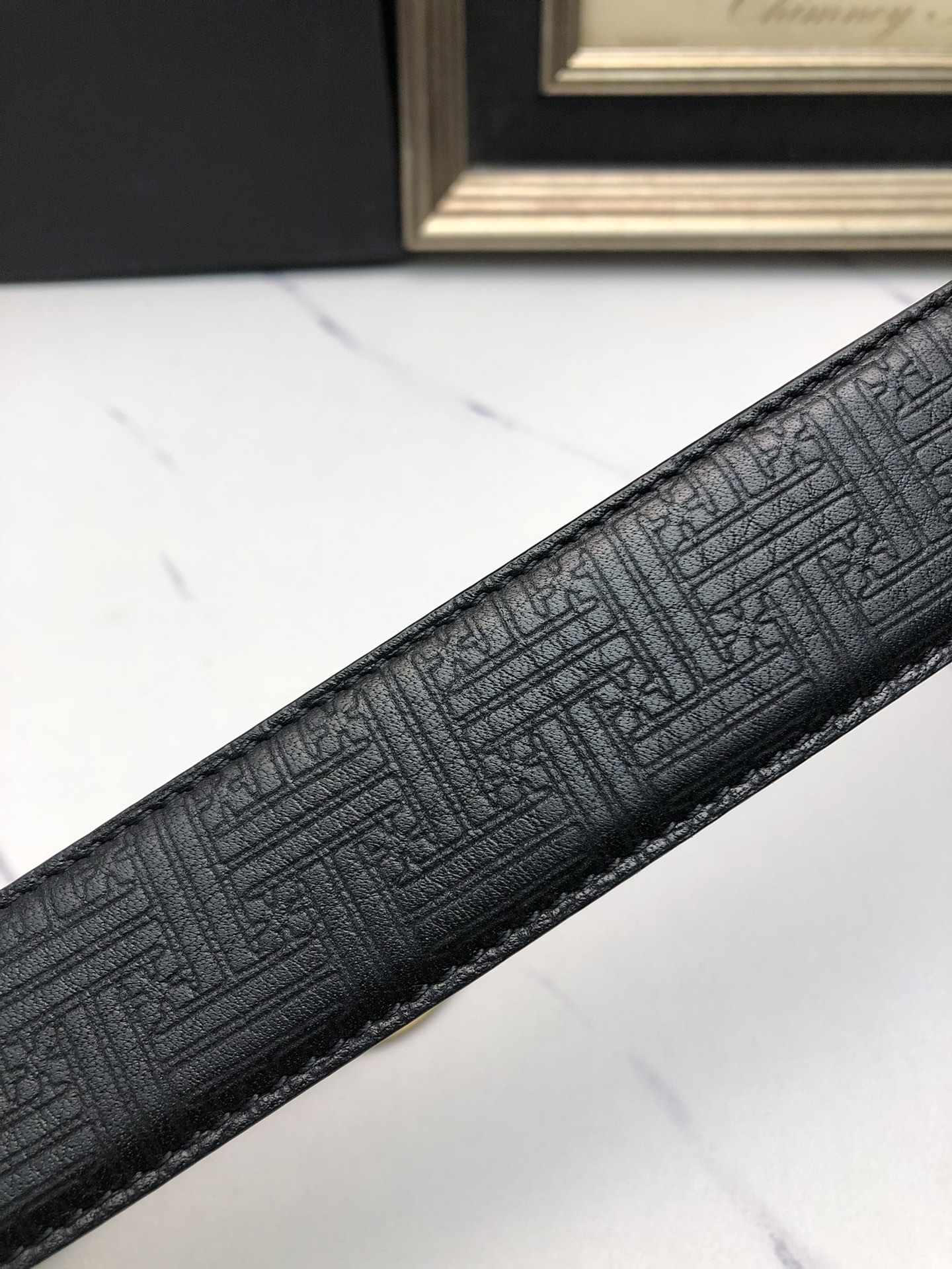 阿曼妮：原單頭層牛皮燙印花紋面，內襯頭層小牛皮底，搭配原單自動扣，可裁剪的自動帶，此款腰帶面雙採用意大利原定廠制進口牛皮帶身 ，對專版櫃足寬3.5