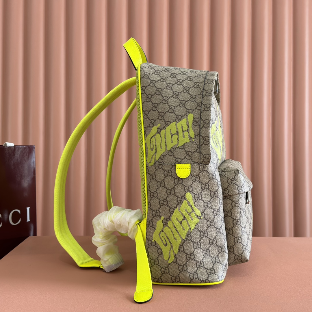 💋💋💋配全套原廠專櫃禮品袋包裝【新品】這款背包是2025早秋系列的一款力作。此單品以自然光澤黑色軟皮匠心打造，巧妙融入雙G元素和Gucci印花壓紋標識。織帶細節令整體廓形愈發豐滿，締就引人矚目的日常配飾。
