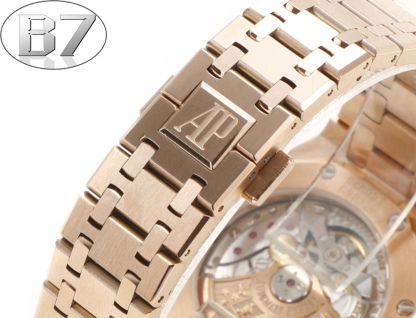 B7  Factory
AP愛彼 女款愛彼皇家橡樹 剔除機芯甲板多餘部分，使之變得更加鏤空——成就鋼表巔峰—— 實力演繹 衛冕“鋼”王！【6大精妙之處】1.正品拆解開模，尺寸為37毫米與正品一致！2.完美還原正品表殼的每一處細節，盡顯正品“稜角分明 堅毅果敢”的陽剛氣質。3.鋼帶的做工無可挑剔，比市面上任何鋼帶表做工均要更上一層樓，鋼帶頭粒和表頭銜接的“緩衝帶”的鬆緊程度與正品一模一樣。4.自動陀的與原裝致敬，是市面唯一做到顏色於原裝一致的版本（市面一般版本均偏紅）其上的ap族徽雕刻獨一無二。