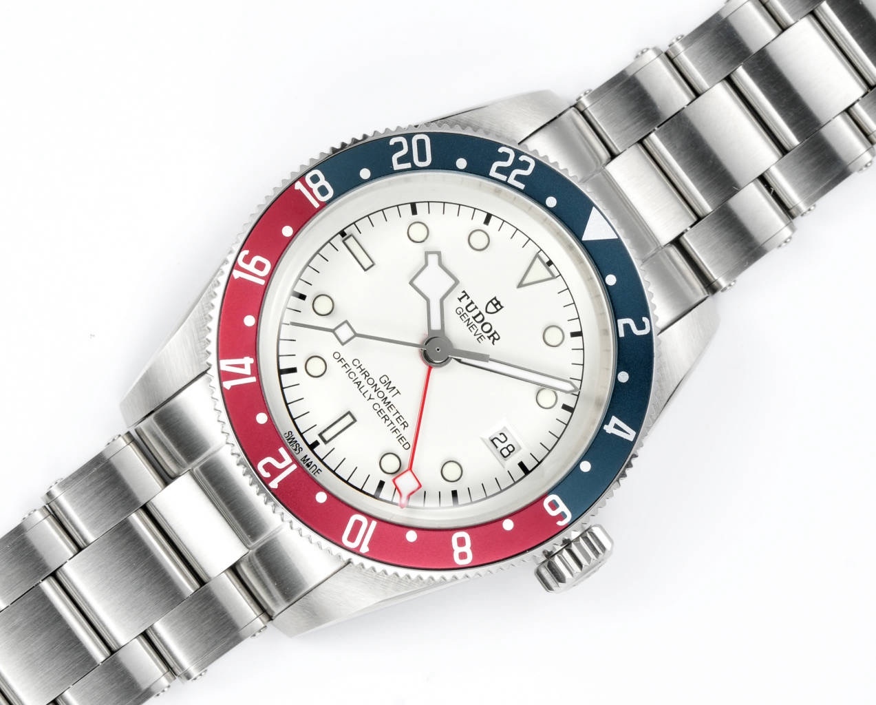 帝舵碧灣系列之格林尼治型腕表。以傳統設計融合格林尼治“可樂圈”經典，成就此復古運動的腕上佳品。
 1：完美還原41mm直徑的啞光拉絲外殼，斜邊經由拋光潤飾，不刮手，極致實現原版硬朗流暢的線條。可雙向旋轉的“紅藍可樂圈”採用陽極氧化鋁所制（材質對應原版）！
2：鏡面採用藍寶石水晶玻璃，還原正品復古懷舊的鍋蓋造型
3：此次升級錶帶表扣，微拉扣設計，同步原裝的“鉚釘”不鏽鋼錶帶，打磨精細，採用實心鏈節，兩側鏈節以鉚釘頭連接，呈現獨特的階梯形結構，錶帶邊緣及表扣圓潤不鋒利，佩戴便捷，上手舒適
