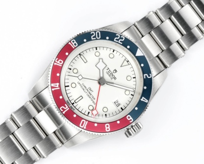 帝舵碧灣系列之格林尼治型腕表。以傳統設計融合格林尼治“可樂圈”經典，成就此復古運動的腕上佳品。
 1：完美還原41mm直徑的啞光拉絲外殼，斜邊經由拋光潤飾，不刮手，極致實現原版硬朗流暢的線條。可雙向旋轉的“紅藍可樂圈”採用陽極氧化鋁所制（材質對應原版）！
2：鏡面採用藍寶石水晶玻璃，還原正品復古懷舊的鍋蓋造型
3：此次升級錶帶表扣，微拉扣設計，同步原裝的“鉚釘”不鏽鋼錶帶，打磨精細，採用實心鏈節，兩側鏈節以鉚釘頭連接，呈現獨特的階梯形結構，錶帶邊緣及表扣圓潤不鋒利，佩戴便捷，上手舒適
