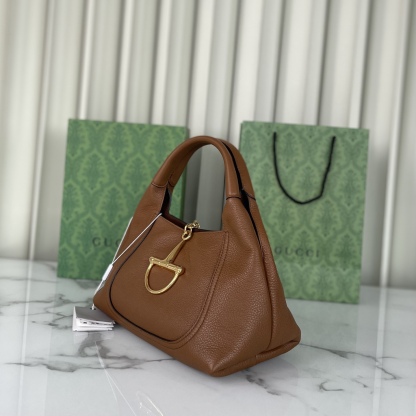 Gucci Softbit系列小號肩背包，匠心融蘊半馬銜扣造型品牌經典馬術風格配件。提手高15釐米，磁扣開合，款號837467棕皮，尺寸27.5X21X16