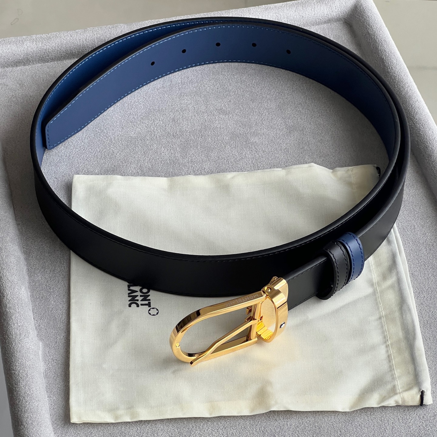 馬蹄形帶扣黑色/棕色雙面皮帶（35毫米）
馬蹄形閃亮鍍釕帶扣。可調節長度，3.5cm黑色和棕色雙面皮帶。打造經典靈動造型。
貨號 錶帶描述 黑色和棕色雙面牛皮皮帶 皮革圖案 金屬圓環上飾有萬寶龍六角白星 標識 搭扣裝置 易開啓裝置，可調節皮帶長度
搭扣形狀 馬蹄形主要顏色 黑色 | 棕色 搭扣類型 針扣式表扣