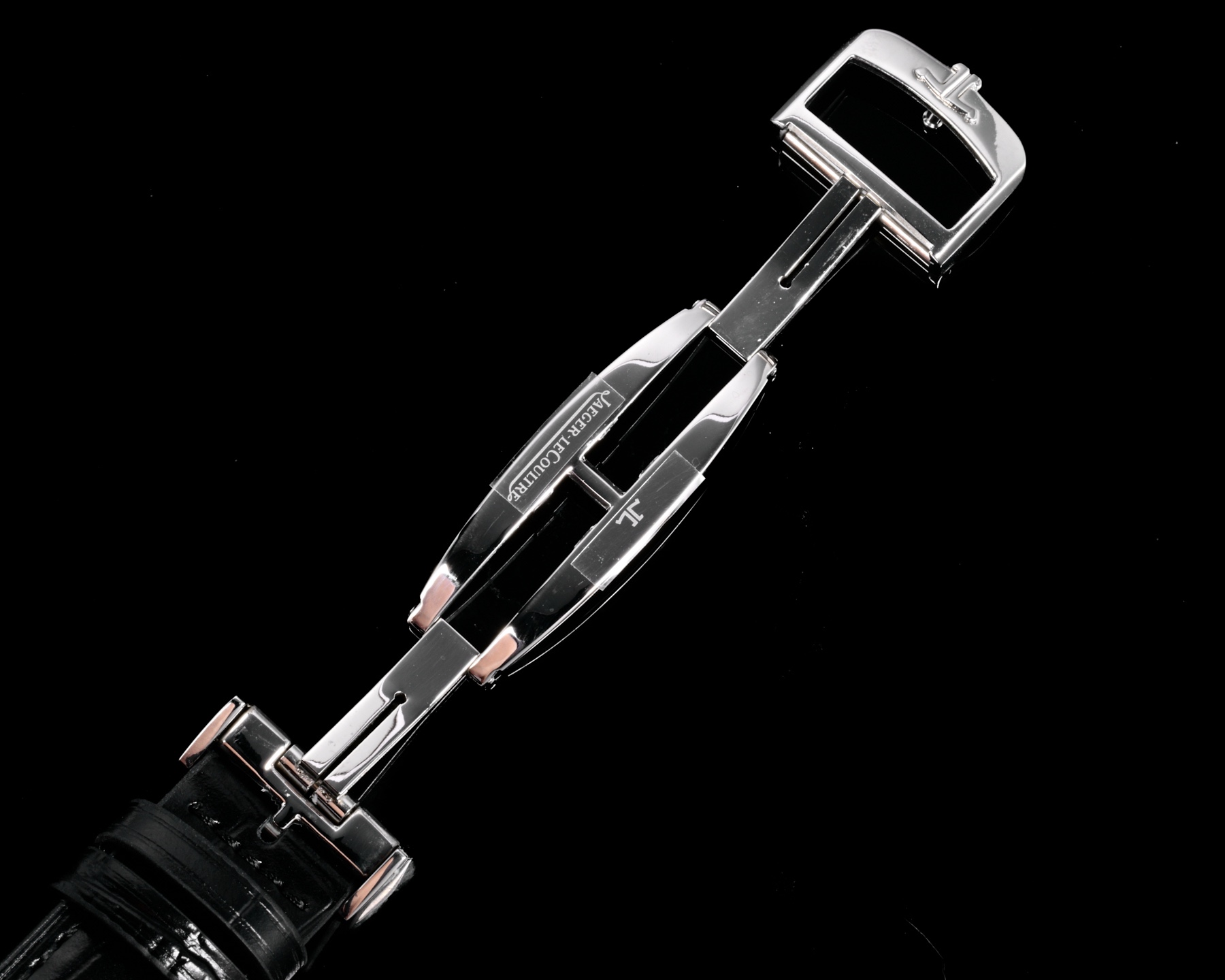 Factory出品
【市場最高版本】JL積家 各路大咖都叫它大醜 其實賦予的是極高贊美 論品味與外觀 在鐘錶界有著舉足輕重的地位 戴出去怎麼都是長臉 各種彰顯品味 Master 地理學家大師系列 Q1428421 復刻版全新升級 多功能腕表 升級Cal.939A機芯 打磨效果更近原裝 升級軸 自動陀為玫金邊 字面紋路清晰 功能：日期顯示 雙時區 動力儲備顯示 316L精鋼  直徑42mm  原裝折疊扣！V+ Factory匠心之作 值得你擁有！