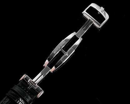 Factory出品
【市場最高版本】JL積家 各路大咖都叫它大醜 其實賦予的是極高贊美 論品味與外觀 在鐘錶界有著舉足輕重的地位 戴出去怎麼都是長臉 各種彰顯品味 Master 地理學家大師系列 Q1428421 復刻版全新升級 多功能腕表 升級Cal.939A機芯 打磨效果更近原裝 升級軸 自動陀為玫金邊 字面紋路清晰 功能：日期顯示 雙時區 動力儲備顯示 316L精鋼  直徑42mm  原裝折疊扣！V+ Factory匠心之作 值得你擁有！