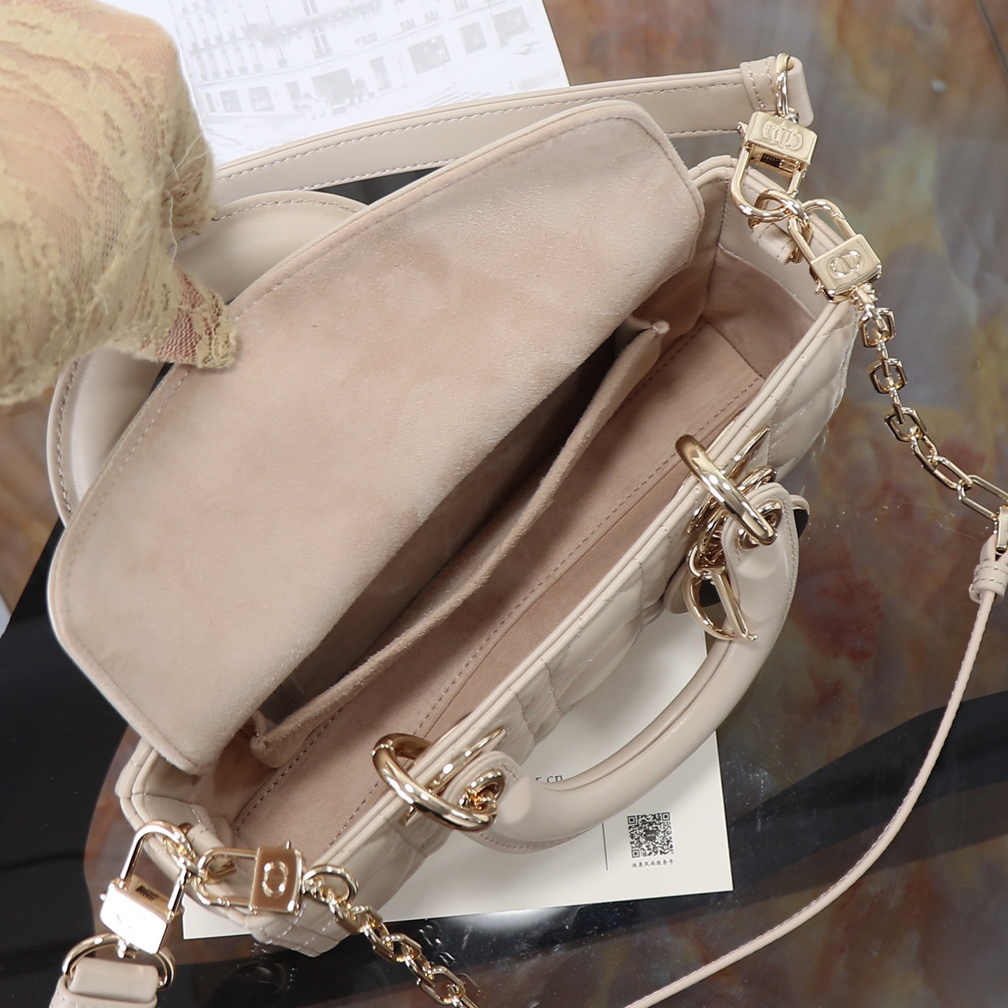 D-joy  原廠級別 

小號尺寸 米色現貨‼️ M0613

全新D-joy強勢回歸，最新小號✔️大爆款的節奏🔥，包包自帶兩條肩帶，多種背法🙋🏻‍♀️，上身又美又颯，經典的菱格設計🥅，搭配漆皮優雅又時尚🌿

size：22.5-6-11.5cm
