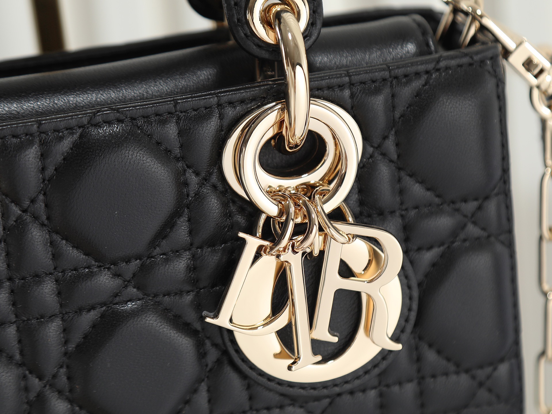 原廠級 黑色 迷你尺寸
𝗗𝗶𝗼𝗿 𝗗-𝗝𝗼𝘆 𝗯𝗮𝗴羊皮2025款新款
時尚果然就是輪回，回歸了一把中古戴妃
長方包形，短鏈條➕細長肩帶直接封神！！
復古時髦感超強，真是什麼場合都可以把住
絕對是lady中的天花板了，強勢出圈啦姐妹們
款號：0636
尺寸：19x10.5x5.5cm
