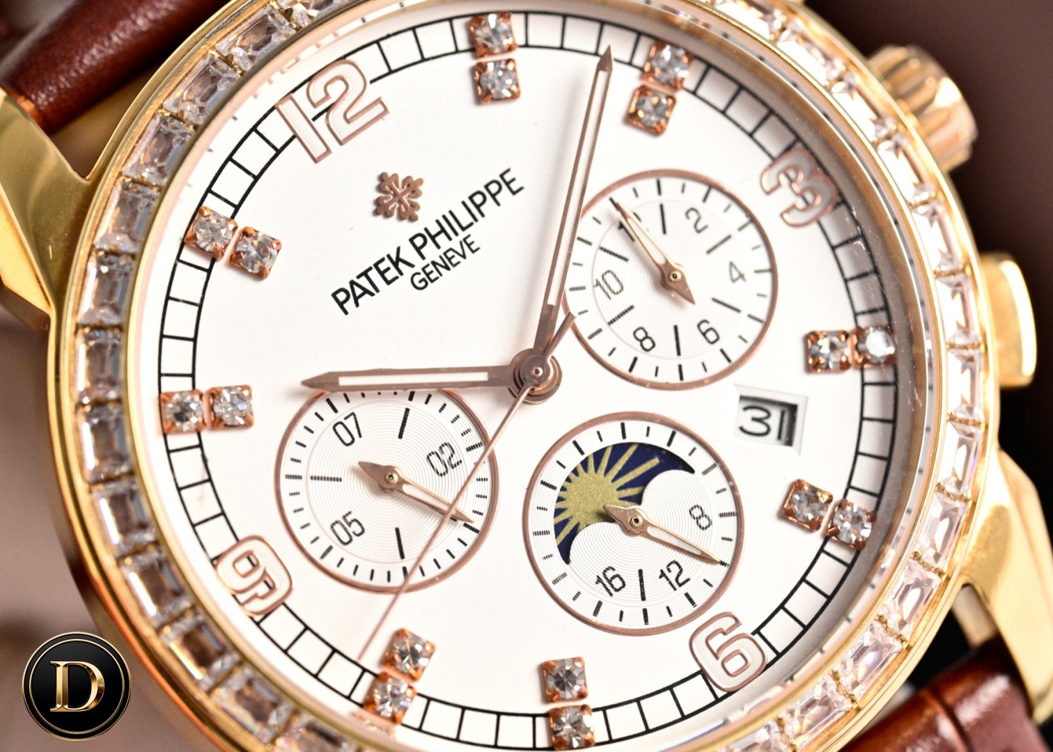百達翡麗Patek Philippe驚艷登場，42毫米的表徑適配大眾男性手寸，非常商務可亦‬休閒。整表表殼手工雕刻花紋，視覺衝擊力強，令人過目不忘，實物質感更加優美。     
1⃣️搭配進口9100多功能機芯【非市場普通國產機芯】（零返修）功能（24小時,星期/星辰/月份）此腕表擁有38-48小時動力儲備.
2⃣️進口316L精鋼，採用18k品質爐內真空電鍍！
3⃣️搭配獨家定制方形鱗紋牛皮錶帶
4⃣️耐磨防刮藍寶石玻璃鏡面！
5⃣️30米生活防水等級.
百達翡麗（Patek Philippe） 簡約