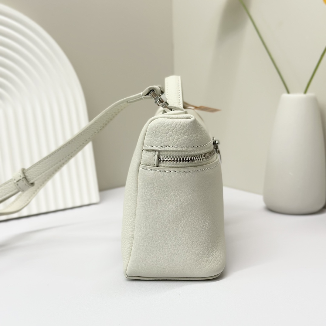 𝓸𝓻𝓸 𝓟𝓲𝓪𝓷𝓪諾悠翩雅
𝑬𝒙𝒕𝒓𝒂 𝑷𝒐𝒄𝒌𝒆𝒕 𝑳𝟏𝟗 
這是一款大開口結構的功能性設計的手拿包，經典風格和簡約設計的組合體。包身採用進口原廠小牛皮材質，輕微的錘紋呈現優雅的紋理，內里採用進口原廠小羊皮。皮革手柄和可拆卸肩帶，可打造出不同背法實用百搭。雙向拉鍊開合，搭配My Charms銀色金屬掛飾。（LP特級全鋼配件五金）
size：11×19×6.5cm
貨號：FAN4046
配套全套專櫃禮盒包裝🎁