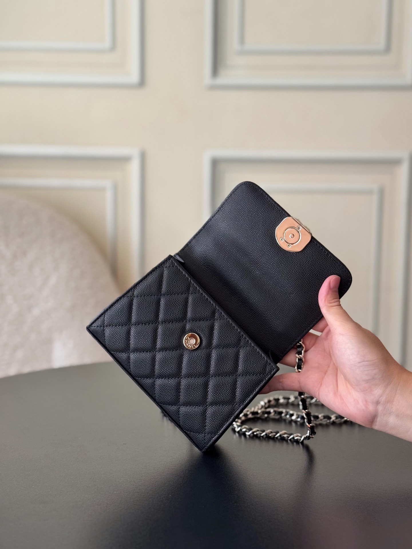 Chanel 25S 新款本季 最火的小球牛皮Kelly 手柄包
這顆絕對是黑馬
第一眼看到就深深愛上💕
顏值不必說 直接閉眼入不會錯
很好打理 也是百搭型
實現了單背斜挎腋下背手拎的效果📷
簡直就是福音〰️
很精緻 值得珍藏🔝

五金：全鋼18K淺金
皮料：獨家Haas小牛皮
尺寸：𝟏𝟒.𝟓*𝟏𝟏.𝟓*𝟓.𝟓 𝚌𝚖
型號：AS3237