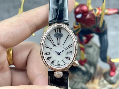 [玫瑰][玫瑰]最強 升級版 頂級 復刻女款 寶璣那不勒斯皇后系列，
【表殼】腕表尺寸分別為中號36.5x28.5毫米 
鵝卵形表殼高雅大氣，表殼外緣飾有錢幣紋。表圈和表殼周圍鑲嵌共117顆施華洛水晶（約0.99克拉）。表冠處鑲有一顆梨形晶石（約0.26克拉）
【精彩細節】
1.與原裝吻合，在表殼背部均打有貴金屬標識，效果清晰工整，彰顯腕表檔次。2.穹面玻璃，從側面看不僅有魚眼效果，還能折射鑽石帶來的璀璨光芒，更顯腕表高貴血統。
3.為了達到原裝K金質量的手感，調試了表殼內部結構的配重，做到重量與原版如出