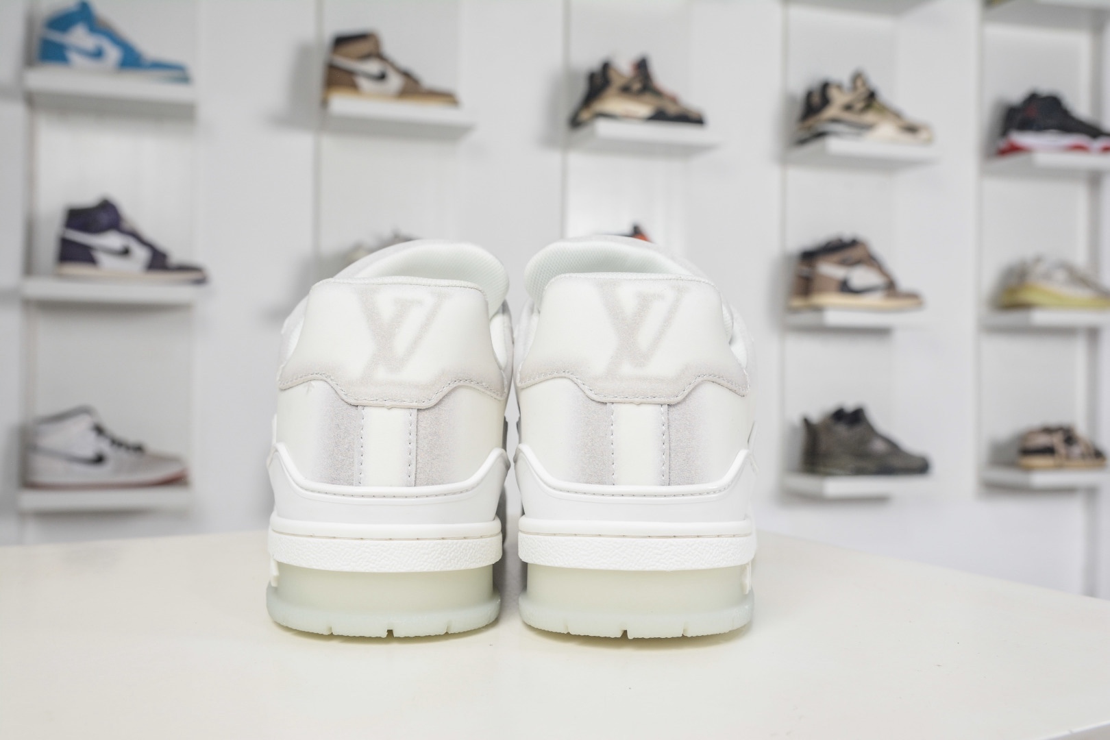 Louis Vuitton Trainer 系列板鞋 
Size：36 37 38 39 40 41 42 43 44 45 (偏大一碼）