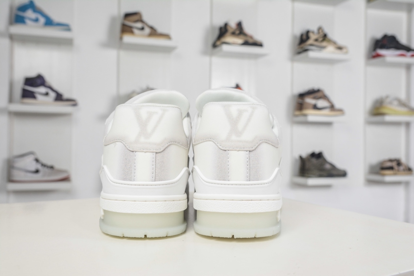 Louis Vuitton Trainer 系列板鞋 
Size：36 37 38 39 40 41 42 43 44 45 (偏大一碼）