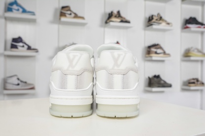 Louis Vuitton Trainer 系列板鞋 
Size：36 37 38 39 40 41 42 43 44 45 (偏大一碼）