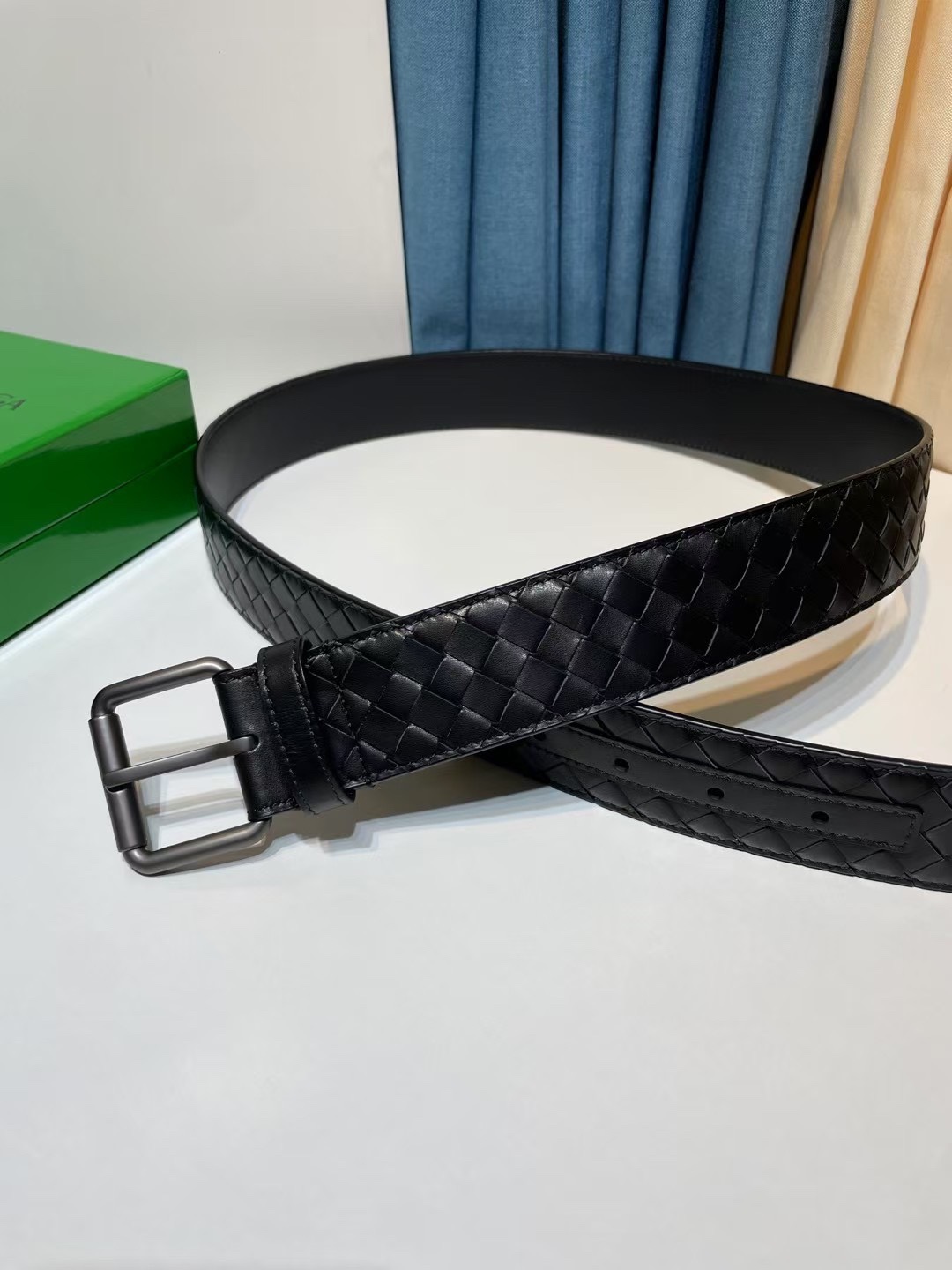 🔥🔥🆕純手工編織皮帶可為休閒裝或正裝造型增添優雅韻味，🔥是低調奢華的典範。[嘴唇]採用意大利柔軟的胎小牛皮全手工精工打造而成，錁色五金扣頭令其更顯獨特別緻、🔥[嘴唇]優雅迷人氣息。[強]4.0cm寬