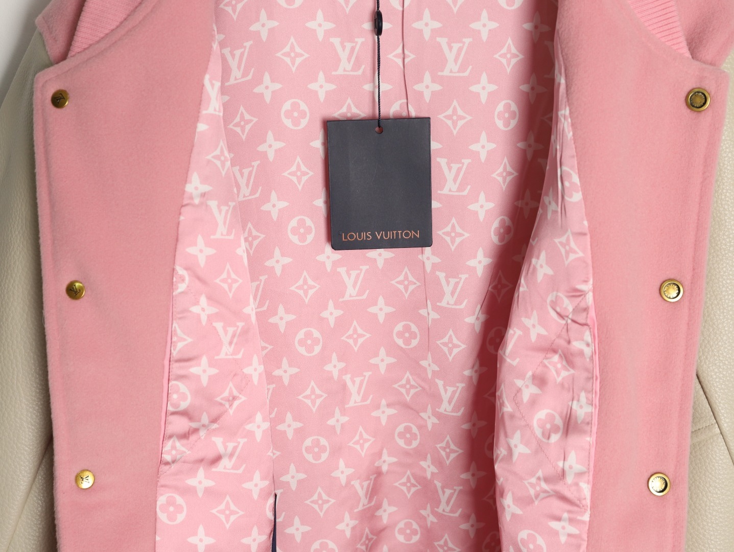 LOUIS VUITTON/路易威登LV 拼色皮袖棒球服外套
對不起讓你們久等了，拿到正品就開始張羅這件衣服所有的事情！
單單面料來講我就定做了一個多月，顏色成分一比一的還原！面料成分有%65的羊毛，%15天然絲%10的氨綸%10絨⚠️混合定織而成，總的克重有900多克！還有最為關鍵的是它的色牢度，絕對不會褪色！袖子用的澳洲進口小牛皮，加工定型，上色，水洗，紋路保留了原有的顆粒結構！厚實飽滿圓潤！
刺繡使用進口毛巾繡機器，先把每個圖案繡在毛詹上，在用紅外線激光雕刻出來，再有縫紉機進行固定，