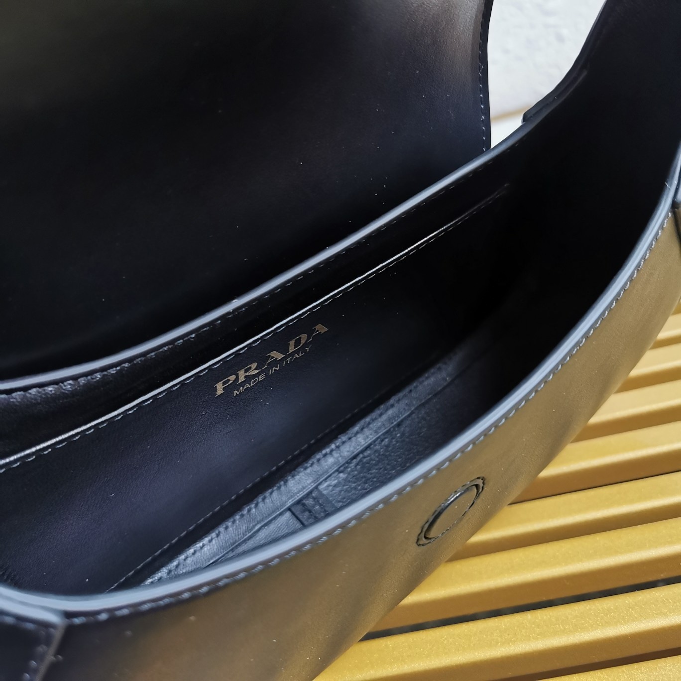 【 原單】P家🌹新款🎉Moon手袋液下包🎉1BD358到貨啦🎉🎉這款簡約Moon液下包為牛皮綻現摩登百搭的魅力。弧形包身設計，肩帶可調長短，磁扣開合翻蓋，便於隨心轉換造型。內配進口小羊皮，設有內袋，金屬配件更添亮麗格調，上身效果非常酷/時尚，又是一款永欠不過時爆款🎉寶寶們，趕緊入手吧🎉 尺寸：長25x高15x底5.5cm🎉🎉🎉🍊！