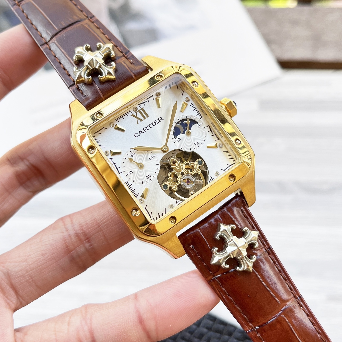 
八角殼系列 精緻百搭🎈🎈
【最新】：卡地亞🔥最新設計🔥大飛輪精品🎈🎈
【類型】：精品男士腕表
【錶帶】：真牛皮錶帶
【機芯】：高端全自動機械機芯
【鏡面】：礦物質強化玻璃（更高清）
品味高雅 浩瀚大氣 匠心獨運 腕間瑰寶
尺寸：直徑42mm厚12mm熱賣上市！歡迎轉載！