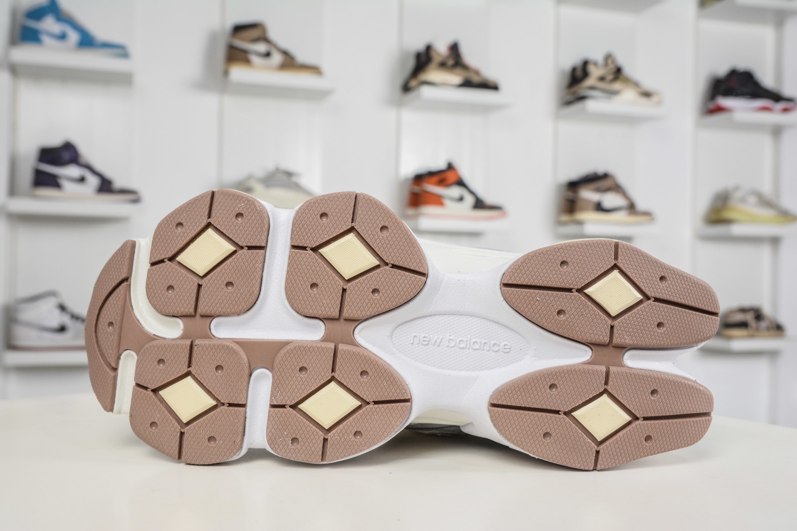 新百倫New Balance NB9060 米灰 U9060AUB 
Size：36 37 37.5 38 38.5 39 40 40.5 41 42 42.5 43 44 45 45.5 46.5