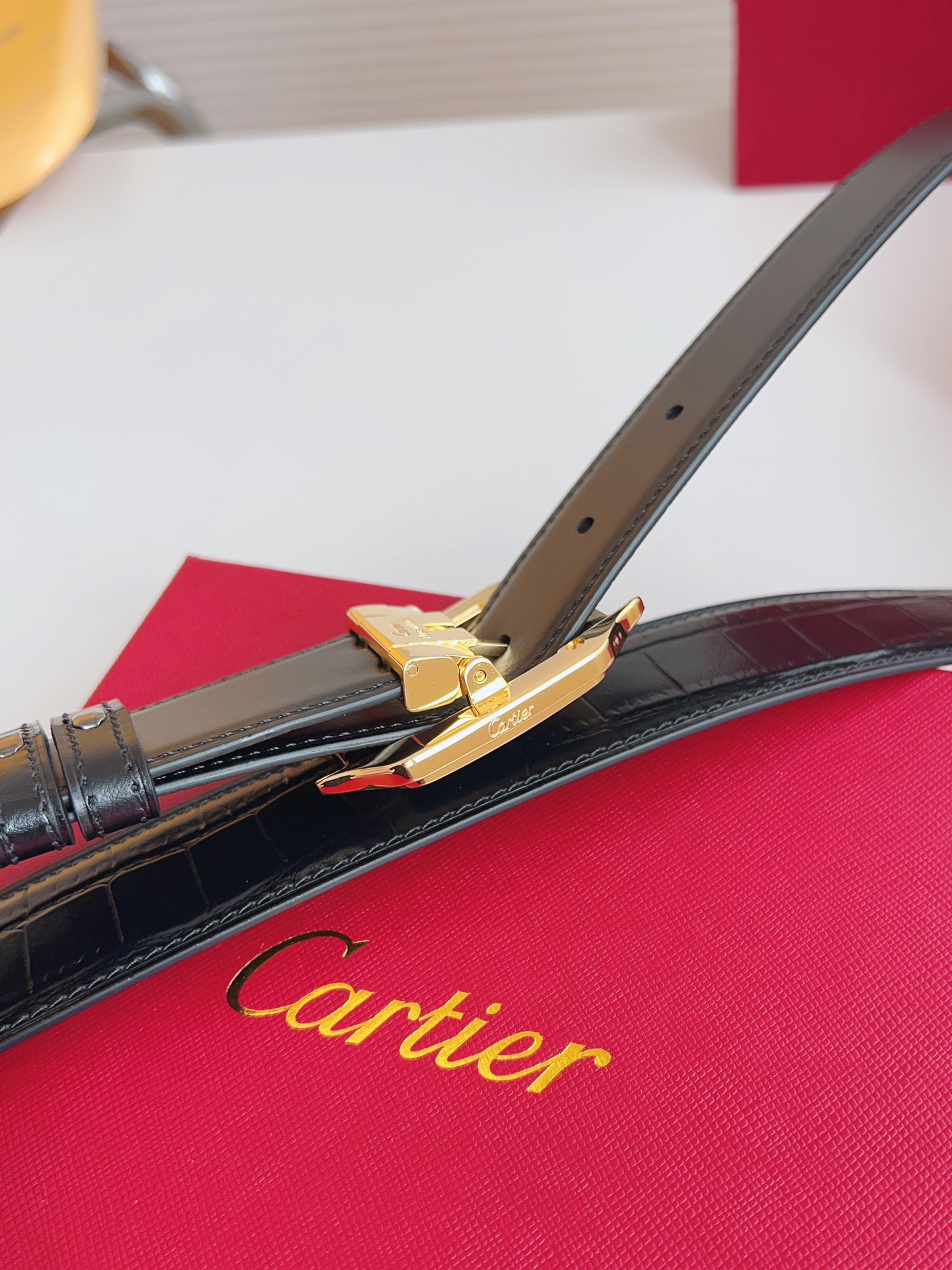 
Cartier（卡地亞）憑借匠心傑作展現與眾不同的美感，融合精湛工藝與經典設計，演繹雋永風格；瀟灑不羈，果敢獨立！此款式易搭配服飾；休閒正裝兩相宜。皮帶寬度：35mm