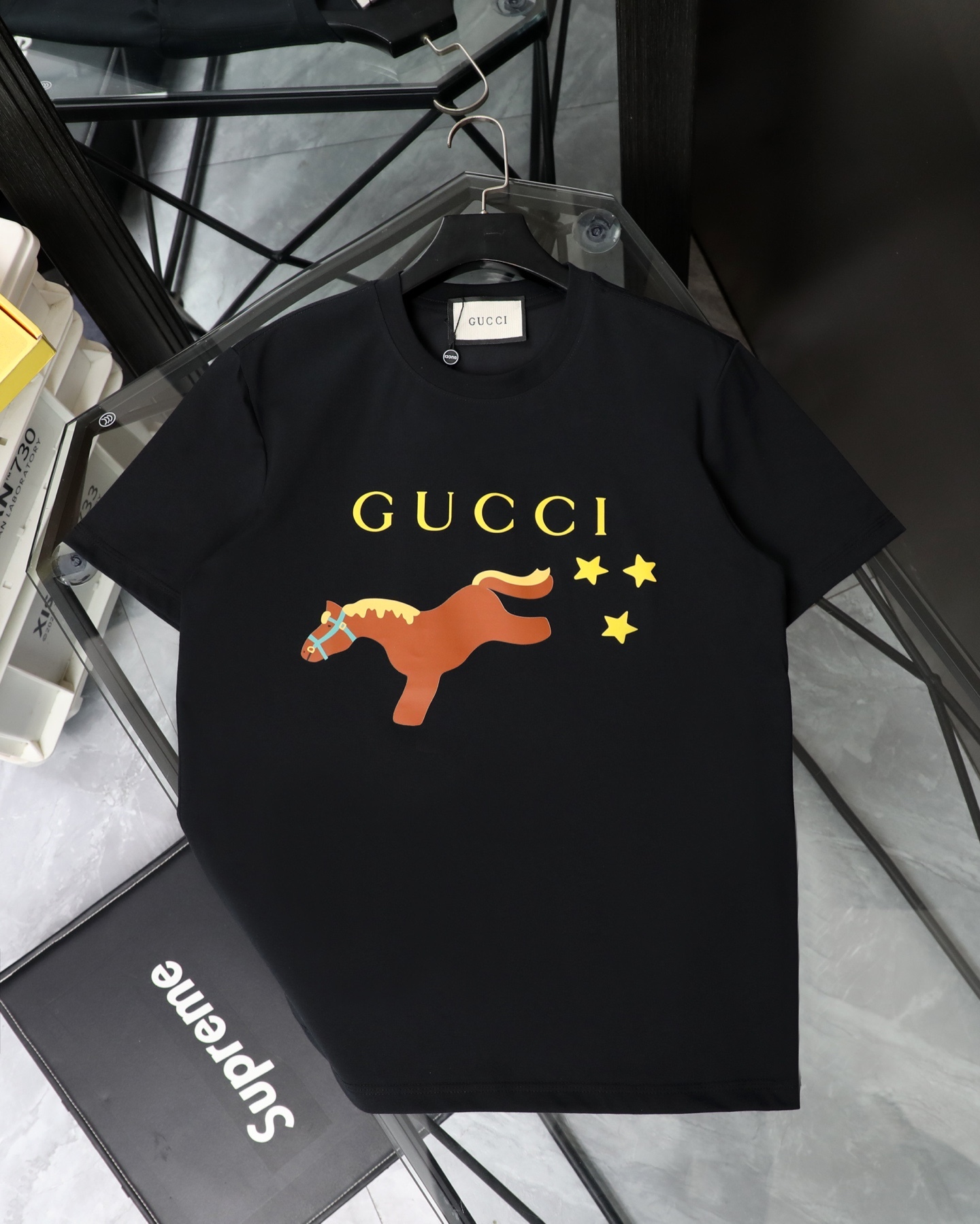 GUCCI/古馳  2026新款短袖卡通系列馬年限定小馬印花T恤男女同款

    這款可愛風格的短袖T恤，採用重磅純棉材質，印花是水印透氣性極佳，讓你在炎炎夏日也能保持清爽。
    螺紋領口定制1比1螺紋，二本針雙縫線，不縮水不變形，甄選好棉，成就了軟糯細膩的膚感質感出色，讓你在脫穎而出，還持久耐穿整體是簡約精緻的款式，經過無數次調配的版型上身更顯時筆風度，潮流感拉滿顯瘦“小心機”，落肩設計修飾肩膀厚度，活力滿滿
顏色：  黑色    白色
尺碼：M~2X
尺碼表：圖9