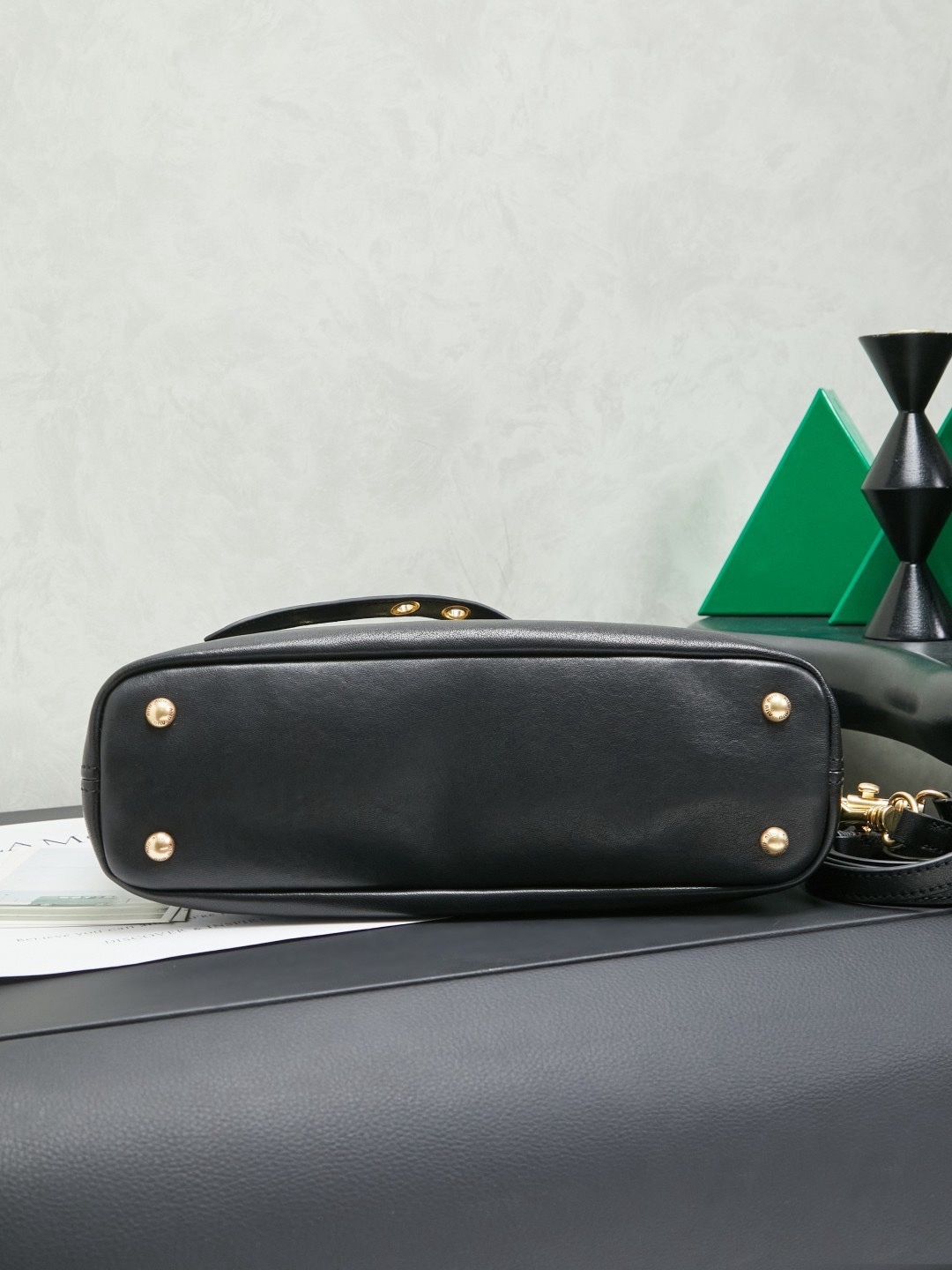 Aventure包袋展现出简约随性的魅力。重新诠释经典线条，这款柔软的Nappa变体展现出多功能和实用的态度，并通过精致独特的细节得到提升。aventure nappa皮革手袋灵感源自miu典藏设计，结构经过调整，变得更加轻便，焕发全新个性，饰以压花字母徽标，增添标志性元素，复古金色五金配件，亚麻混纺衬里，配拉链口袋和贴袋，长手腕适合用作手提或单肩
