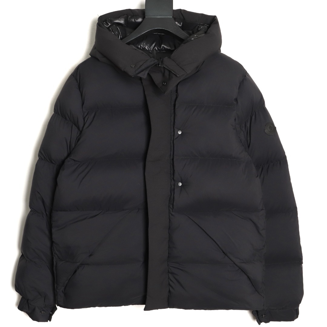 🔝Moncler 蒙口 黑武士羽絨服外套
經典黑武士造型 連續多年斷貨王 我們採用原版東麗集團進口 聚酯纖維三防面料定染 雙層訂制內膽里布 填充平均250g左右90白鵝絨 原版一致YKK正品拉鍊五金 用料扎實 誠意之作
尺碼：3 4 5 6