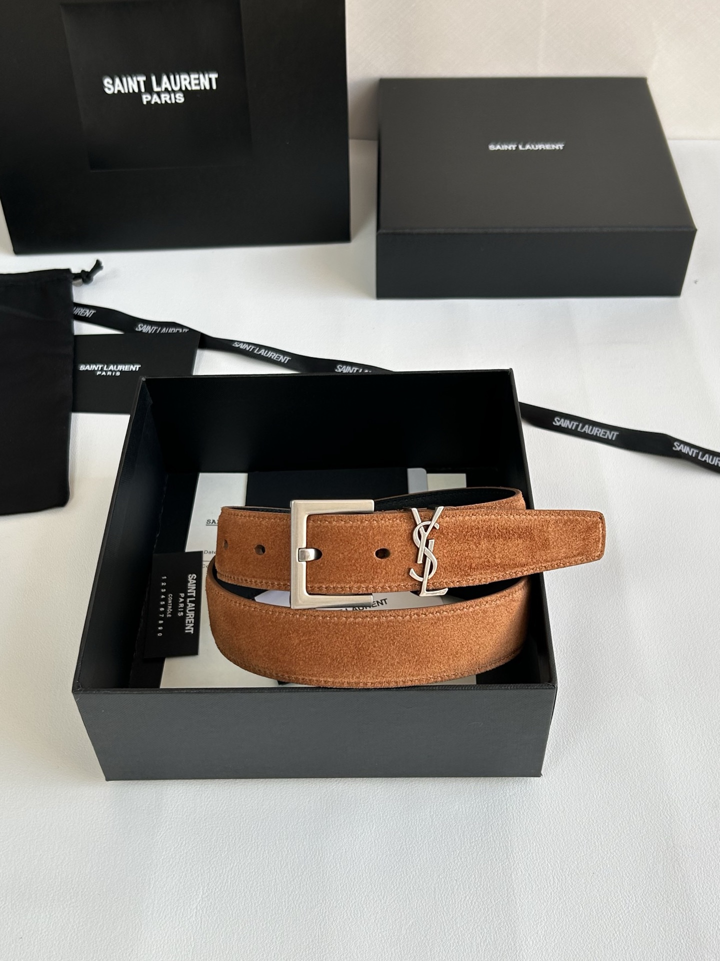 聖羅蘭 女士腰帶，進口小牛皮 配以CASSANDRE 標識腰帶環。古銅色金銀五金可選。精緻優雅的設計，寬度3.0cm