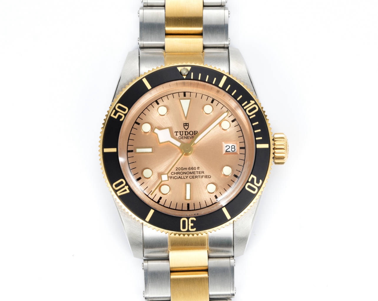 升級版帝舵 TUDOR   碧灣系列對於帝舵來說，無疑是一個龐大的產品線，在今年推出了一隻全新的單色碧灣，以絕對的實力被認為是勞力士無歷黑水鬼的平替！今年推出的這只全新單色碧灣，也迎來了碧灣第三次制表科技和煥新美學風格上的革新。
1.新款碧灣迎來新的改革，升級夜光珠，而正品同步凹入式，搭配的是圓拱形藍寶石表鏡，更顯復古感📸 
2.腕表採用不鏽鋼材質打造表殼，經過精細的磨光與磨砂處理，呈現出獨特的質感和光澤度。同勞力士水鬼一樣，表殼採用41毫米尺寸，也是沿襲了“原版”碧灣的直徑，既適合日常佩戴，