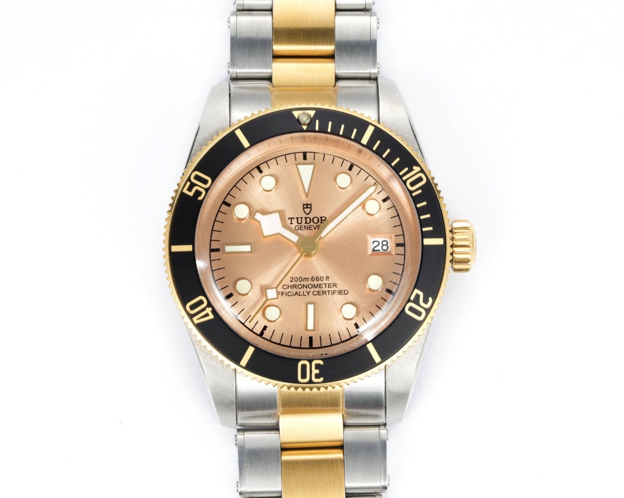 升級版帝舵 TUDOR   碧灣系列對於帝舵來說，無疑是一個龐大的產品線，在今年推出了一隻全新的單色碧灣，以絕對的實力被認為是勞力士無歷黑水鬼的平替！今年推出的這只全新單色碧灣，也迎來了碧灣第三次制表科技和煥新美學風格上的革新。
1.新款碧灣迎來新的改革，升級夜光珠，而正品同步凹入式，搭配的是圓拱形藍寶石表鏡，更顯復古感📸 
2.腕表採用不鏽鋼材質打造表殼，經過精細的磨光與磨砂處理，呈現出獨特的質感和光澤度。同勞力士水鬼一樣，表殼採用41毫米尺寸，也是沿襲了“原版”碧灣的直徑，既適合日常佩戴，