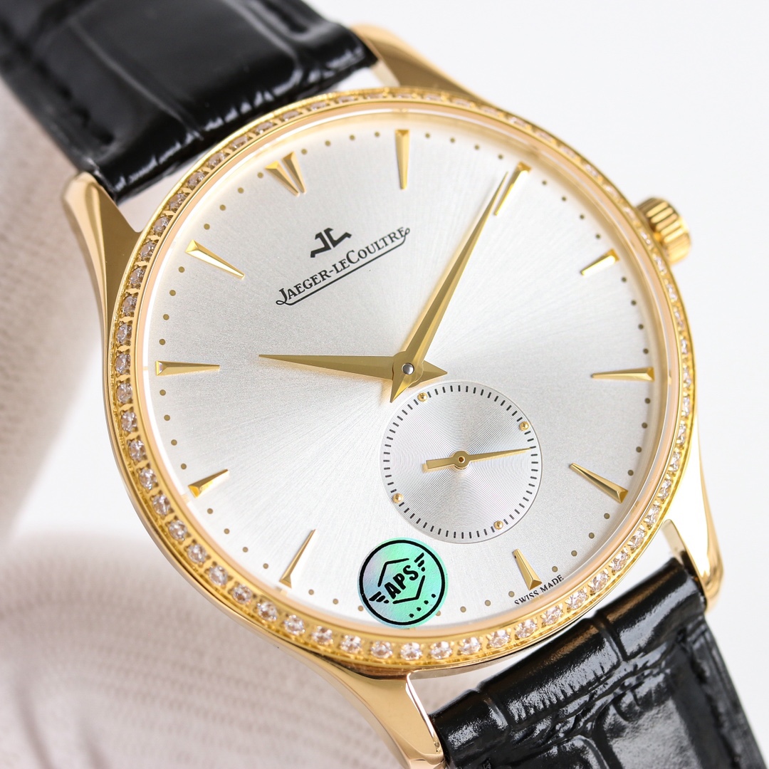 APS新品首發 積家大師系列1218420，傳統與現代的和諧樂章。Master Ultra Thin 超薄大師系列小秒針腕表精鋼款搭（直徑 39 毫米），內載896機芯。此自動上鏈機械機芯精准指示時、分、小秒。
1⃣全新大師系列兩針半採用原裝一致的896機新一比一開模
2⃣簡約精緻的錶盤採用立體式logo，錶盤搪瓷精緻而細膩，帶有標誌性的放射紋
3⃣指針與原裝一致採用陰陽針，一半拉絲一半拋光，錶帶採用進口小牛皮，一鍵式快拆錶帶表扣更加便捷