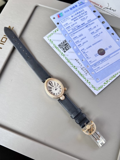 優雅出品史上最強復刻女表——寶璣那不勒斯皇后  黃金殼  系列驚艷登場，修正市場版本的所有不足，高貴典雅，盡顯女王風範！
【表殼】腕表尺寸分別為中號36.5x28.5毫米 小號33 x 25毫米
鵝卵形表殼高雅大氣，表殼外緣飾有錢幣紋。表圈和表殼周圍鑲嵌共117顆施華洛水晶（約0.99克拉）。表冠處鑲有一顆梨形晶石（約0.26克拉）
【精彩細節】
1.與原裝吻合，在表殼背部均打有貴金屬標識，效果清晰工整，彰顯腕表檔次。2.穹面玻璃，從側面看不僅有魚眼效果，還能折射鑽石帶來的璀璨光芒，更顯腕表高貴血統。
3