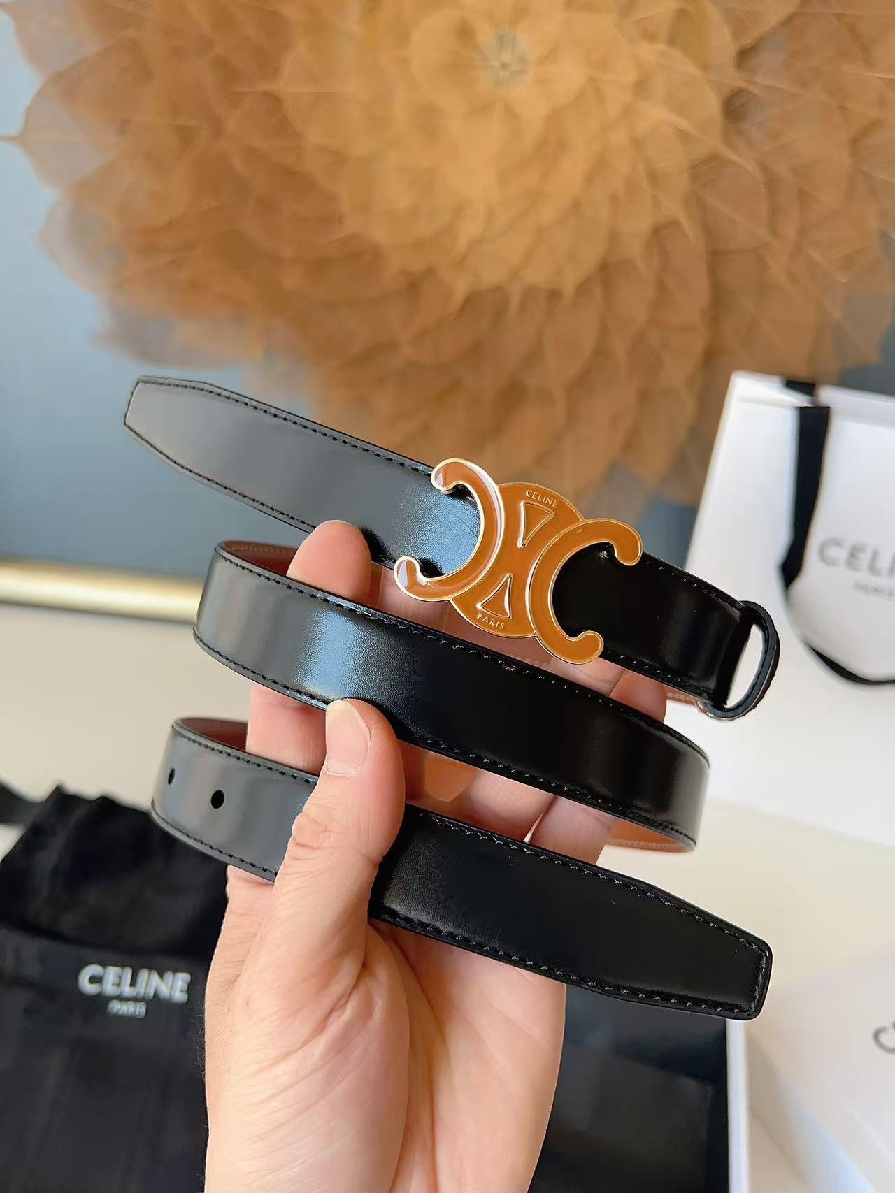 CÉLINE  凱旋門家新款ALIX 中號25毫米雙面腰帶
這款採用牛皮革，滴膠飾面，可拆卸橢圓形搭扣，雙面腰帶，TRIOMPHE雙面飾釘.
寬度：2.5cm